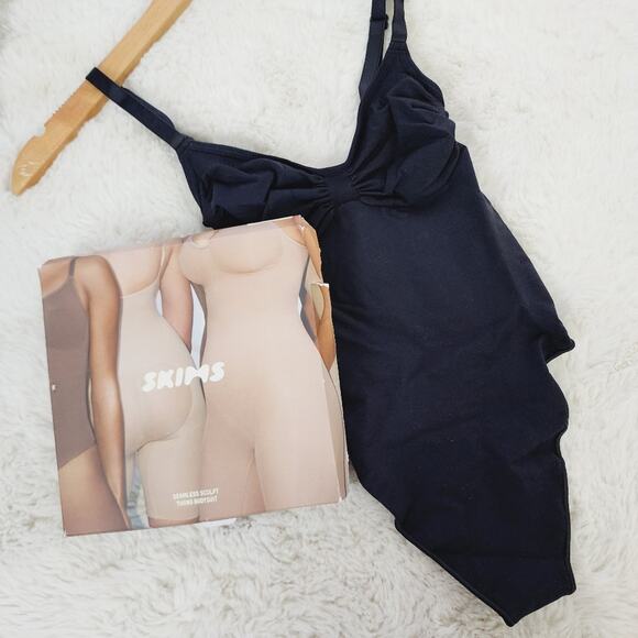 NEW SKIMS Seamless Sculpt Thong Bodysuit Shapewear Scoop Black S - Picture 1 of 10
